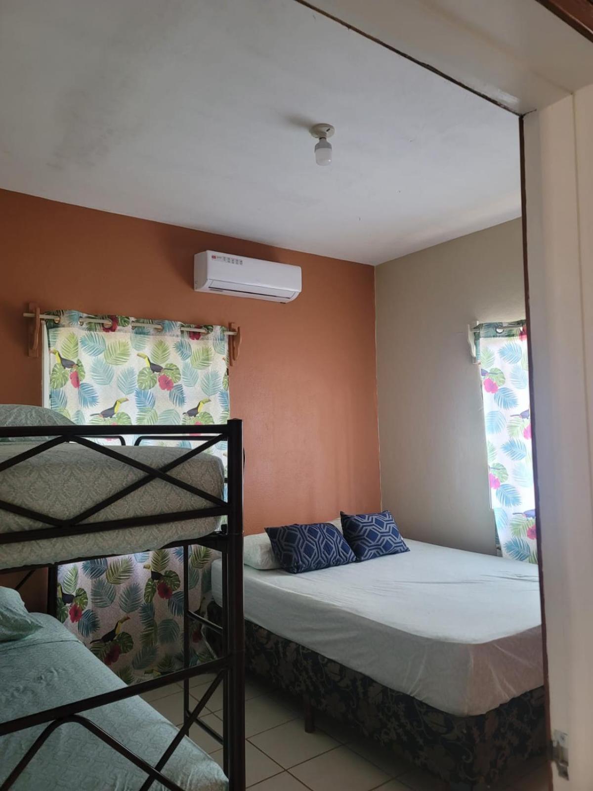 B Aparts Hotel Coxen Hole Εξωτερικό φωτογραφία