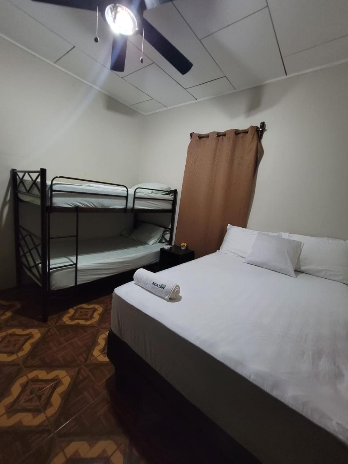 B Aparts Hotel Coxen Hole Εξωτερικό φωτογραφία