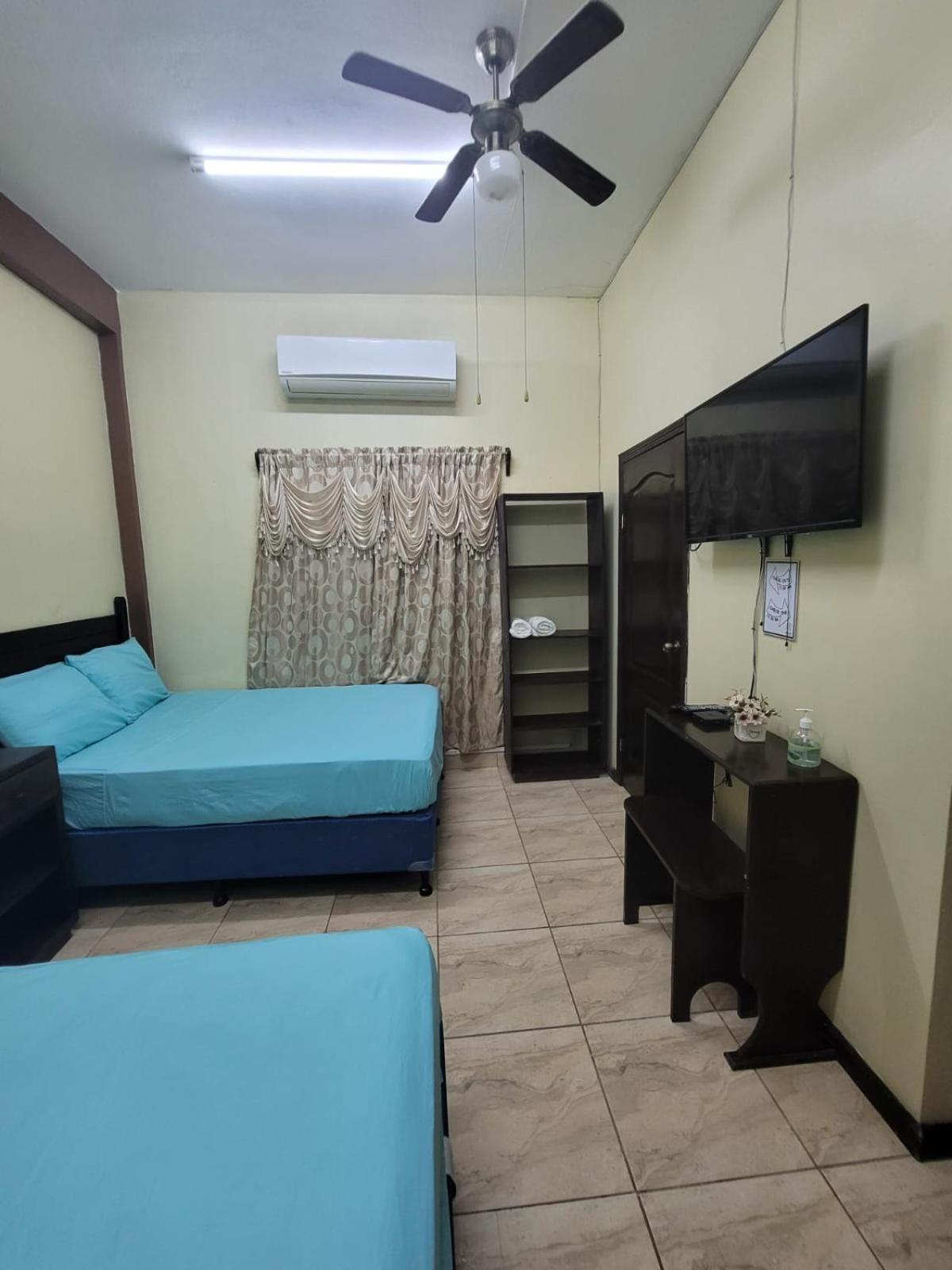 B Aparts Hotel Coxen Hole Εξωτερικό φωτογραφία