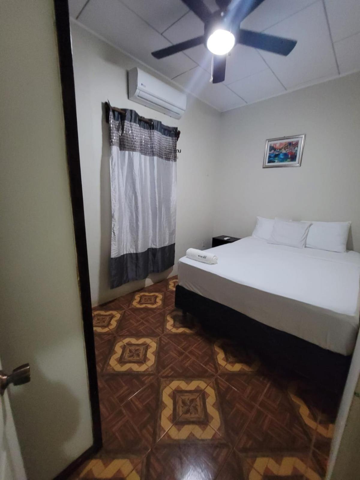 B Aparts Hotel Coxen Hole Εξωτερικό φωτογραφία