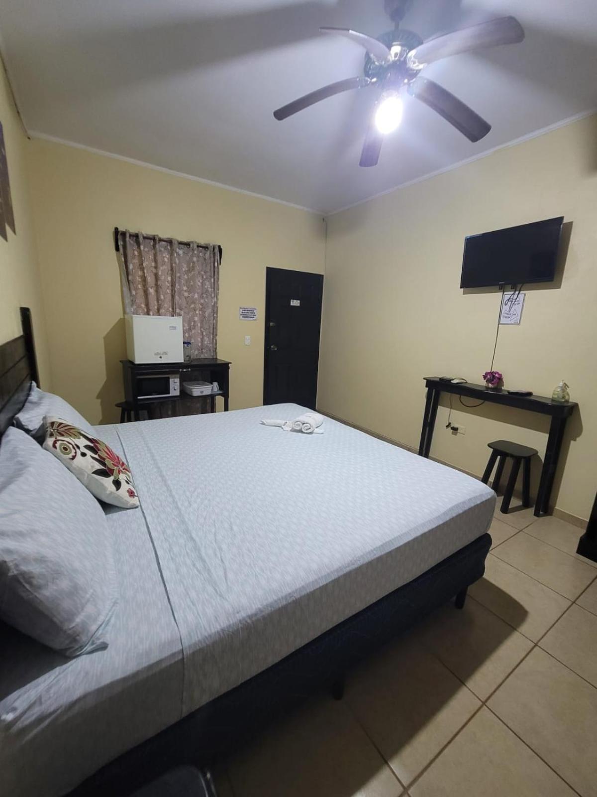 B Aparts Hotel Coxen Hole Εξωτερικό φωτογραφία