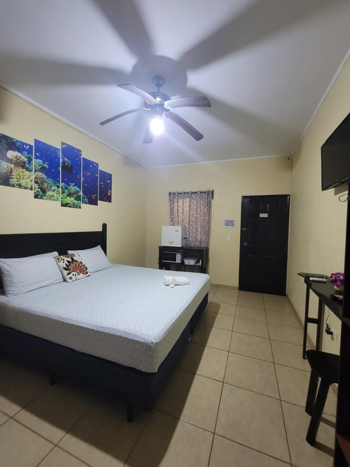B Aparts Hotel Coxen Hole Εξωτερικό φωτογραφία
